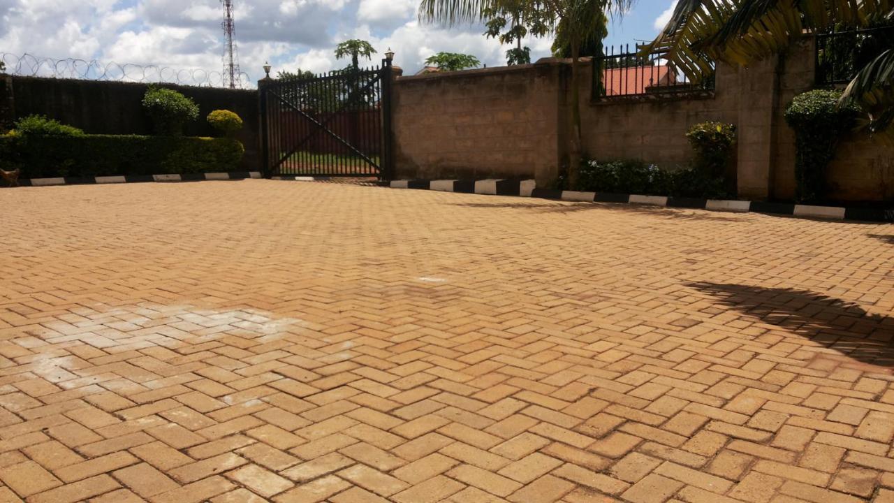 Westcliff Hotel Lira Exterior photo